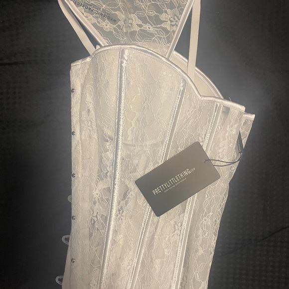 White sweetheart boned lace corset. - Picture 9 of 12